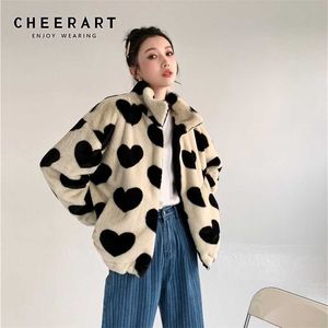 CheerArt Bej Faux Kürk Kadın Kalp Baskı Sherpa Kawaii Polar Ceket Sevimli Kış Giyim Kore Moda Giyim 211019