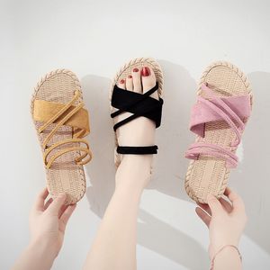 Летние моды тапочки женские две сандалии открытый плоский каблук не скольжения удобные мягкие подошвы специальное предложение