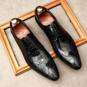 İtalyan Erkekler Elbise Ayakkabı Hakiki Deri Bordo Siyah Oyma Desen Sivri Burun Lace Up Brogue Oxford Düğün Ayakkabı Erkekler Için