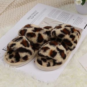 Ginchasio Women Slippers Faux Fur Furffy Winter Short Tlush Leopard Color Open Toe Fuzzy居心地の良いベッドルームホームファーラリースリッパY0902