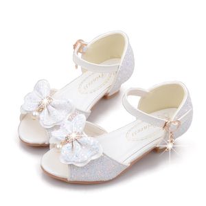 Girls Princess Shoes Glänsande barns höga klackar Vit Visa Läder Sommar Bowtie Paillette Performance Sandals 210712