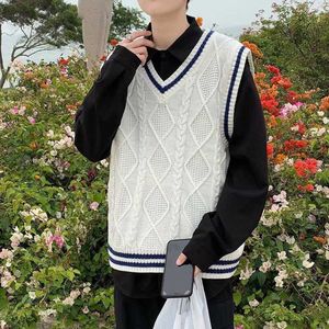 Män Koreanska Fashion Sweater Vest V-Neck Sweater Ärmlös StreetWear Höst Casual Kläder för män Strikkad Pullover Vest 2021 Y0907