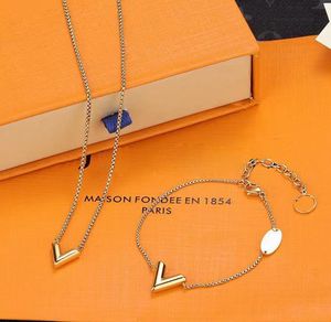 Designer Jewelry Earrings Pendant Charm Bracelets Gold Love V Necklace Women Rings Bracelet Bangles M61084 Pendants Titanium Lovers Chain