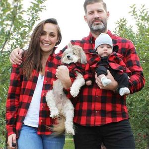 Mamma dotter baby kläder familj matchande outfits far son t-shirt plaid mum mamma och tjej röd tröja 210724