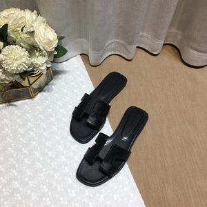 Роскошные бренды пляжные тапочки классические плоские каблуки летние дизайнерские модные шлебцы кожаные слайды черные белые женские туфли отель для ванны жены сексуальные сандалии с коробкой
