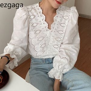 Ezgaga Bluse Frauen Koreanische Mode Chic Zarte V-ausschnitt Criss-cross Spitze Aushöhlen Puff Sleeve Blume Shirts Elegante Weiße blusas 210430