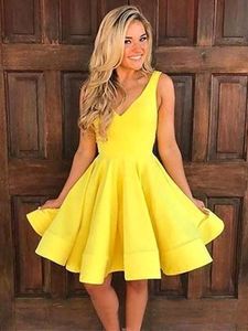 2021 Amarelo V Neck cetim Uma linha Homecoming Vestidos Ruched Joelho Comprimento Curto Prom Festa Barato Cocktail Vestidos