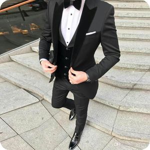 Biały Groom Tuxedos Męskie Garnitury ślubne Czarny Peaked Lapel Man Blazer 3piece Slim Fit Kurtka Spodnie Jeden przycisk Kamizelka Prom Party