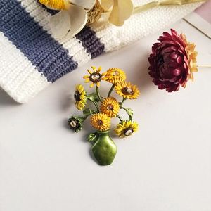 Pins, broscher Solrosor Brosch Blommor i en vas Basker Metal Gul Emalj Rhinestone för kvinnor Tjej Smycken Gifts 2021 grossist