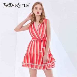 女性のための縞模様の赤いドレスのためのvネックノースリーブハイウエストレースアップちょう結びミディ夏のドレス女性のファッション210520