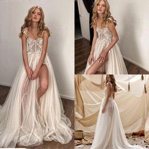 2021 Eleganta glamorösa bröllopsklänningar En linje Tulle Lace Volie Spaghetti Straps Sweep Train Ruffles Ärmlös Bridal Dresses Side Split Robe de Mariée