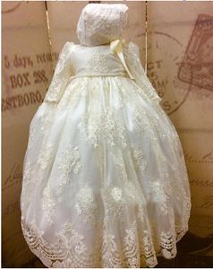 Klasyczne 2018 Pearls Suknie chrzciny dla dziewczynek Długi rękaw Koronki Applitted Chrzest Sukienki z Bonnet Pierwsza sukienka komunikacyjna
