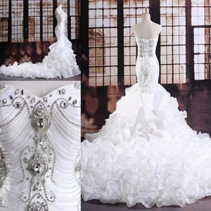 Abiti da sposa a sirena Senza spalline Increspature Organza Abiti da sposa Cristalli di lusso Perline Pizzo Cappella Treno Corsetto Indietro Campione reale