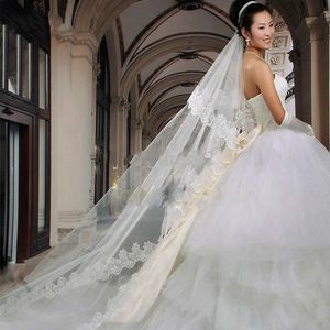 Formell Hot Selling Elegant 1 Tier Super Long 3m Billiga Vit Bridal Bröllop Lace Edge Veil Nya Fashion Cathedral Tåg Bröllop Slöjor