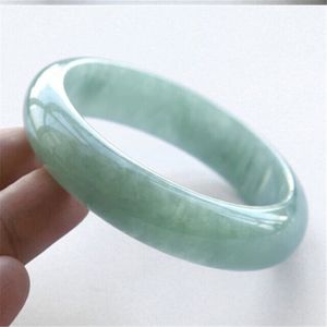 Yunnan, ChinaNatürliches Jade-Armband. Die Breite beträgt etwa 12 mm bis 15 mm, der Durchmesser 52 mm bis 65 mm, 294 K