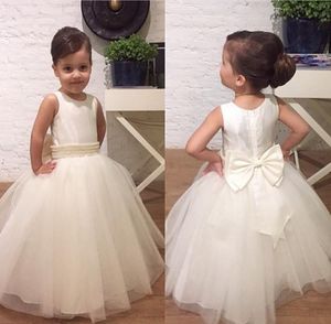 Tripulação Pescoço Tule Flor Menina Vestidos Baratos Até O Chão Pérolas Beading Cinto Meninas Pageant Vestido Arco Sash Branco Vestidos de Baile para o Casamento