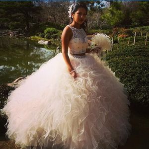 Две пьесы Quinceanera платья Шнурок Crop Top бисером Кристаллы каскадные оборки Пушистый Сладкие 16 Quinceanera платья Длина пола платье партии