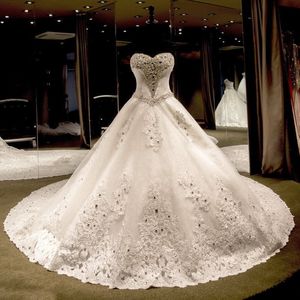 Lyxkristaller Bröllopsklänning Sweetheart Ärmlös Beaded Top Sequined Tulle Lace Appliques Cathedral Train Tulle Bridal Gown med bågar