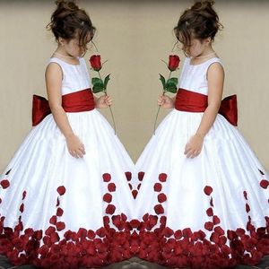 素晴らしいジュニアガールのウェディングドレスの長い白と濃い赤のブルゴーニュの花の女の子の服の弓の花びらの床の長さ