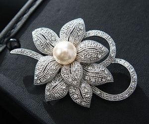 Vintage Look White Gold Clear Rhinestone Crystal Diamante Cream Pearl Center Center Kwiat I Bow Wedding Bukiet Broszka