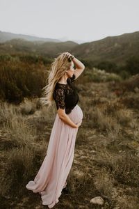 ロマンチックなピンクの2ピースのウエディングドレス黒のトップレース半袖シアーネック安い国の花嫁介添人マタニティドレスBoho Beach 2018夕方