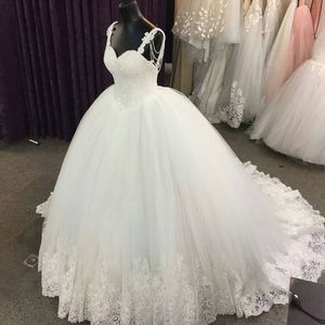 Wunderschönes, luxuriöses Ballkleid-Hochzeitskleid mit herzförmigen Trägern, exquisiter Perlenstickerei, offenem Rücken, bauschiges Tüll-Hochzeitskleid mit Spitzenapplikationen