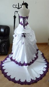 ゴシック様式の紫と白のウェディングドレス2019ストラップレスビーズアップリケボディスハンドメイドローズフラワーズAライン美しいブライダルガウン265N