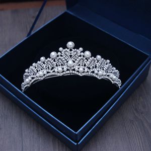 Lyx Silver Kristaller Bröllopskronor Pärlor Glänsande brudtiaror Strasshuvudstycken Pannband Billiga håraccessoarer Pageant Crown