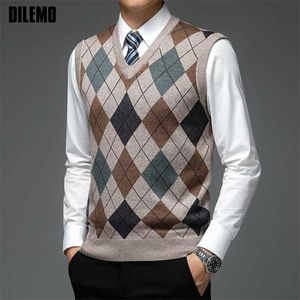 Fashion Designer Brand Argyle Pullover Diamond Sweater V Neck Knit Vest Men 6% Wool Sleeveless Autum Casual Men Clothing 211221