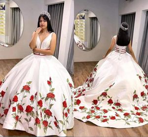 2022 Red Rose Fiori ricamati Prom Abiti Quinceanera Bianco Cap Sleeve Scollo a V Corsetto Indietro Raso Pageant Ball Gown Abiti da sera Formale Sweet 16