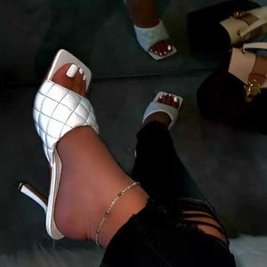 Летние женщины квадратные ноги сандалии дамы PU кожаный плед снаружи тонкие высокие каблуки тапочки женские мода женская обувь CX200715