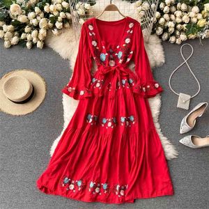 Spring Holiday Beach Vestidos Kvinna Broderade Blommor Kvadratisk Hals Trumpet Sleeve Midistbanded Bohemian Midi Dress C452 210506