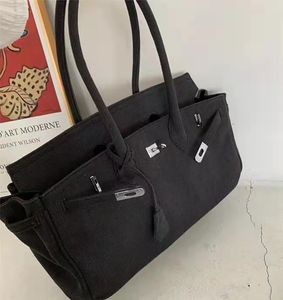 Designer casual tote lyx axelväskor stor kapacitet handväskor unisex underarm väska mode kanvas damer handväska individualitet silver lås cool denim väska