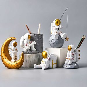Resina Astronauta Figurinhas Casa Decoração Acessórios Escultura Decorativa Miniaturas Cosmonauta Estátuas Presente Para Homem Namorado 210804