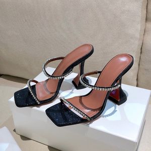 Gilda Glitter Crystal Embliasery Pasek Kapcie Slip On Mules Buty Wieczorowe Rhinestone Szpule Obcasy Kobiet Obcasy Luksusowe Projektanci Sandały Heeled Factory Footwear