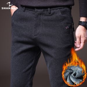 SHAN BAO Herbst Winter Fleece dicke warme Reißverschlusstasche Junge Student Slim Hose klassische elastische Taille junge Männer passen Hose 220212