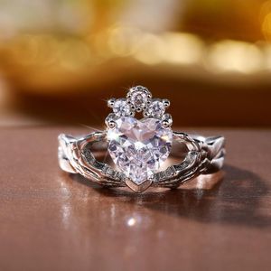 Wedding Rings 2021 Fashion Hand Holding Heart Zircon Ring For Women Romantic Engagement Jewelry Girlfriend Gift