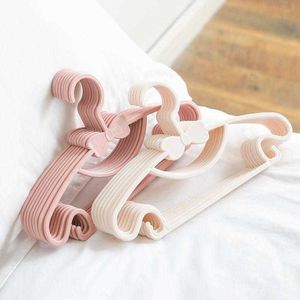 5/10/20pcs Baby Clothes Racks Portable Plastic Towel Display Scarfs Hangers Windproof Children Coats Hanger Clothing Organizer 210702