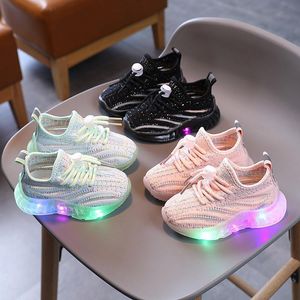 LED Light Up Kids Athletic Outdoor Shoes Toddlers Niemowlę Sneaker Biała Antlia Dzieci Sneakers Chłopcy Dziewczyny Bieganie HH21-521