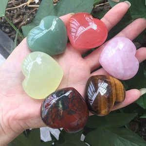 Natural Heart Shaped Crystal Stone Party Pink Carved Palm Love Healing Gemstone Handicraft Desktop Decoration Ornament smycken hänge