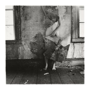 Francesca Woodman aus der Space Providence Rhode Island 1976 Malerei Paket -Print Wohnheimdekor gerahmt oder ungerahmtes Fotopapiermaterial