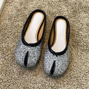 9-färger Split Toe Mules Glitter Cover Slippers Kvinnor Sandaler Flip Flops Tabi Ninia Skor för Riband Flats Slides 2021