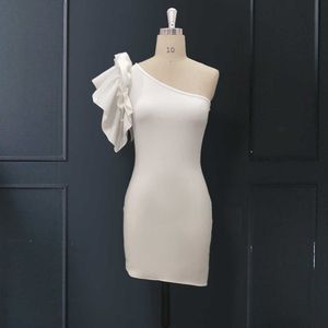 女性のためのセクシーな白いミニ鉛筆のドレス女性ボディーコンパーティクラブを着る裸の肩の女性フリルタイトな台座のドレス210527