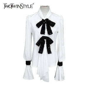TWOTWINSTYLE Weiße Patchwork-Bowknot-Bluse für weibliche V-Ausschnitt-Flare-Hülsen-Spitze-oben-beiläufige Hemd-Frauen-Herbst-Mode 210517