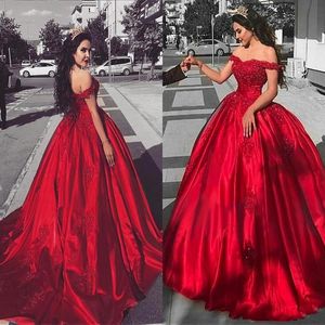 2021 Modest Quinceanera Klänningar Av Skulder Röd Satin Formell Party Gowns Sweetheart Sequined Lace Applique Ball Gown Prom Klänningar BA9174