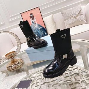 2021 Hochwertige Damen Designer Stiefel Leder Martin Knöchel Dreieck Buchstabe Nylon Rindsleder Stiefel Mode Rutschfeste Gummi-Außensohle Elastisches Gurtband Luxus niedrige Absätze