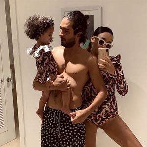 Varejo Família Mãe Filha Matching Swimsuit Mulheres Meninas Linda Manga Longa Suits Chills Pássaro Imprimir Swimwear 210520