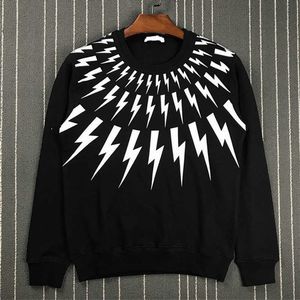 Neil Barrett New Hoodie 남자와 여자의 번개 인쇄 스포츠 셔츠 느슨한 패션 면화 패션 남성용 까마귀 T231205