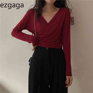 Ezgaga Vintgae Red Criss-Cross T Shirts Kvinnor Mode Bandage Solid V-Neck Långärmad Slim Ladies Crop Tops Sexig Elegant 210430