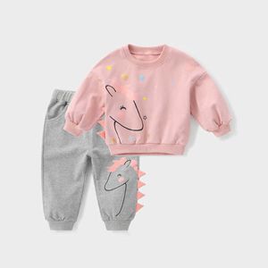 Set di vestiti per bebè adorabili in cotone con unicorno in felpa e pantaloni Street Outfit per 1 2 3 anni Tute da jogging Fitting 210529